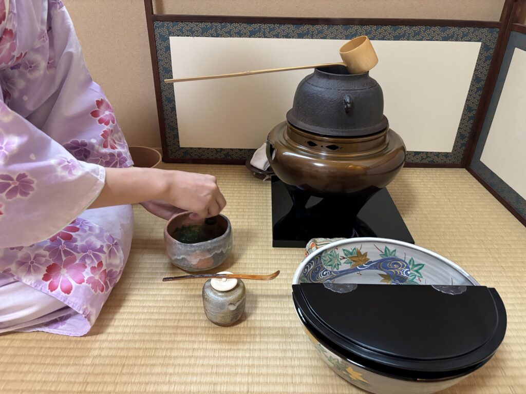 風炉を使った茶道のお点前で抹茶を点てる様子と茶道具一式(新宿の茶道教室結空)