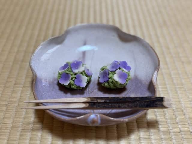 新宿の茶道教室で提供される紫陽花の練り切り。初心者でも楽しめる季節の茶道体験の和菓子