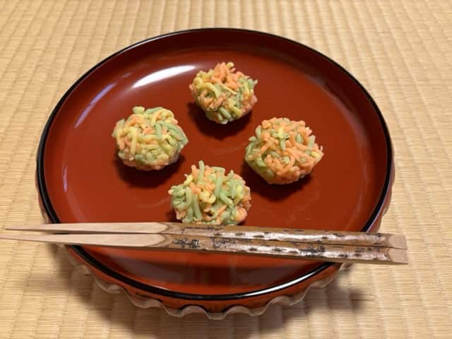 新宿の茶道教室で秋に提供される紅葉色のきんとん菓子。初心者歓迎の茶道体験