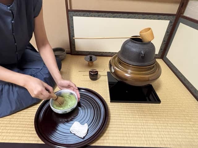 新宿 戸山の茶道体験。ガラス茶碗を使って初心者が抹茶を点てる夏のお点前