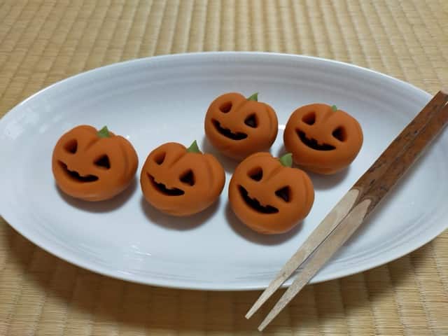 ハロウィンをテーマにしたかぼちゃ型の練り切り。季節感を楽しむ茶道体験の和菓子
