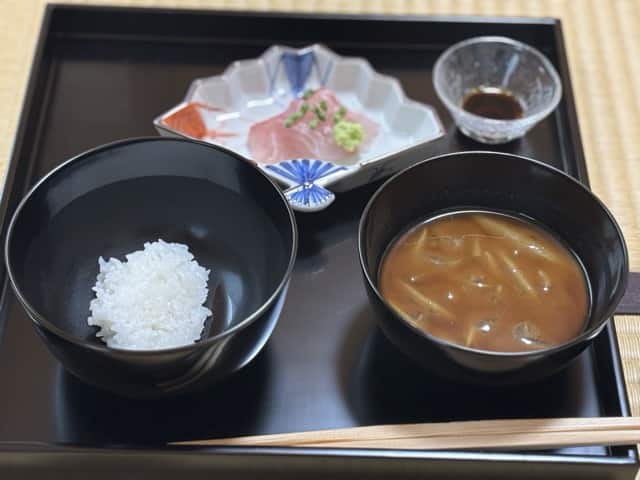 黒塗りの盆に飯、汁、向付が並んでいる。茶事の懐石料理の一部。