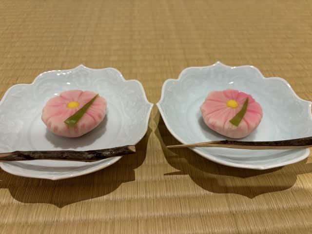 秋の茶道体験でいただく菊の練り切り。新宿区の茶道教室で楽しむ季節の和菓子