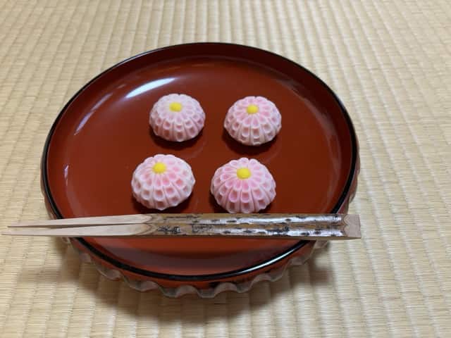 繊細な花びらをかたどった菊の上生菓子。秋の初心者向け茶道体験で供される和菓子