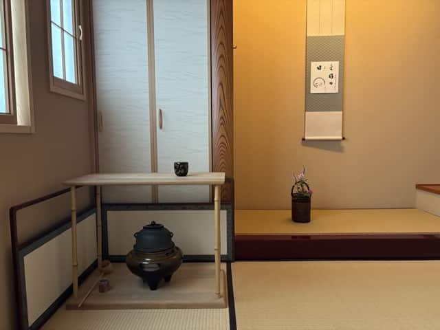 新年の茶道体験で行う初釜のお点前風景。新宿 早稲田の茶道教室での冬の稽古