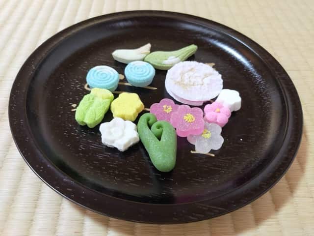梅や若葉のモチーフの干菓子。春にぴったりの茶道体験で提供される和菓子