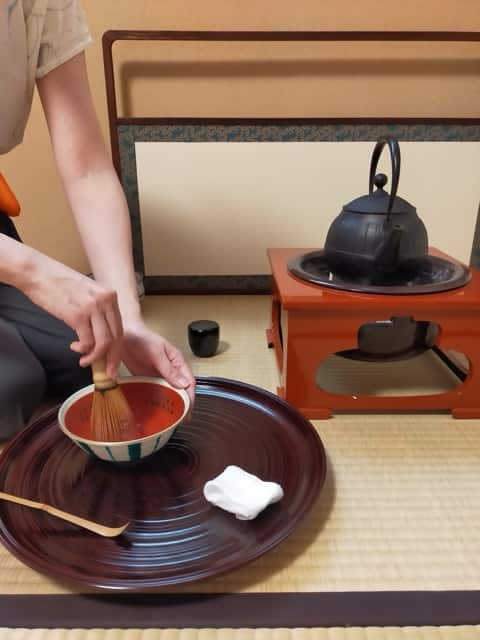 西瓜模様の茶碗を使った夏の茶道体験。新宿の茶道教室で初心者が楽しむお点前