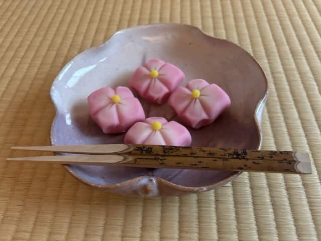初心者歓迎の茶道体験で供される夏の花をかたどった練り切り。新宿の茶道教室でいただく和菓子