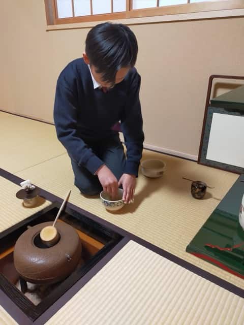 新宿の茶道教室で抹茶を点てる学生の姿。初心者でも安心して学べる茶道体験