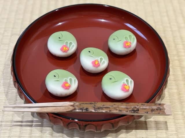 春の茶道体験で提供される鶯の練り切り。初心者にも人気の和菓子