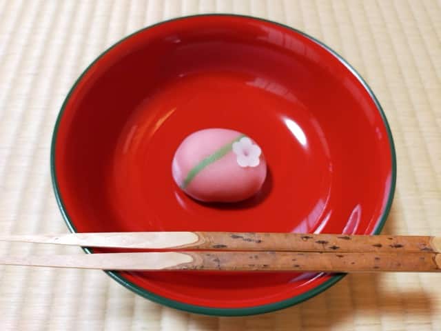 冬から早春にかけての茶道体験で登場する梅の練り切り。初心者でも楽しめる和菓子