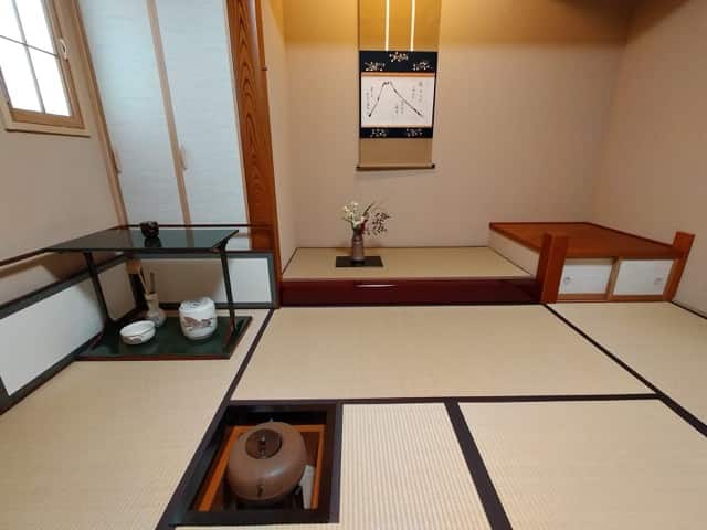 新宿区戸山の茶道教室 結空のお稽古場。炉と床の間が整った落ち着いた空間