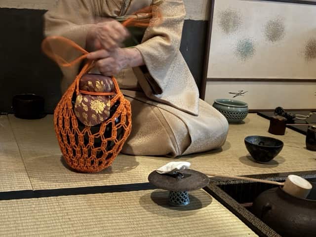 茶壺を仕服に包む手元。東金の稽古場で、亭主が丁寧に扱う姿に茶の湯の静かな心を感じます。