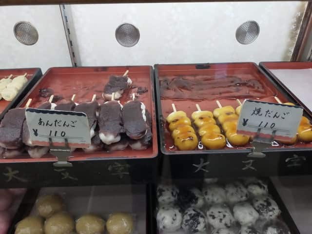 自由が丘の和菓子店「大文字」のショーケースに並ぶ、みたらし団子とあん団子