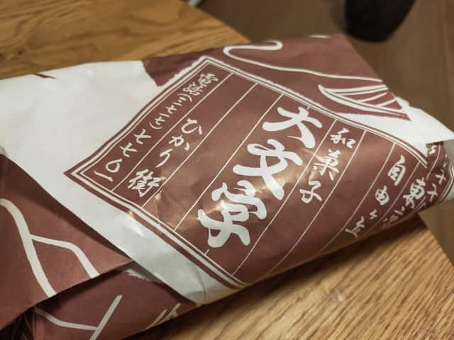 自由が丘の和菓子店「大文字」の茶色い包装紙。レトロで温かみのあるデザイン。
