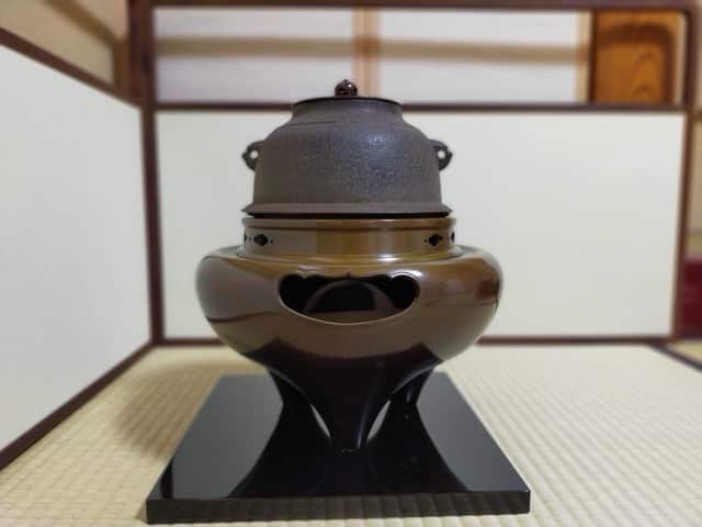 茶道具の風炉と釜。三本足の形が美しく、茶室の中で静かな存在感を放つ。風炉はお湯を沸かす道具であり、安定と調和を象徴する。
