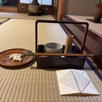 七事式・数茶稽古に用いる茶道具一式。菓子器、煙草盆、折据が整然と並ぶ。