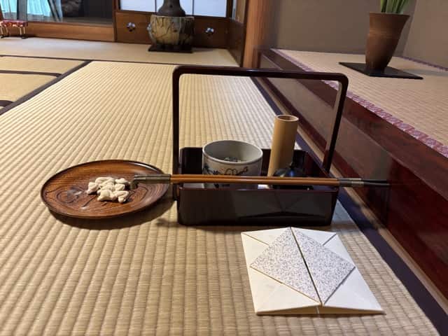 七事式・数茶稽古に用いる茶道具一式。菓子器、煙草盆、折据が整然と並ぶ。