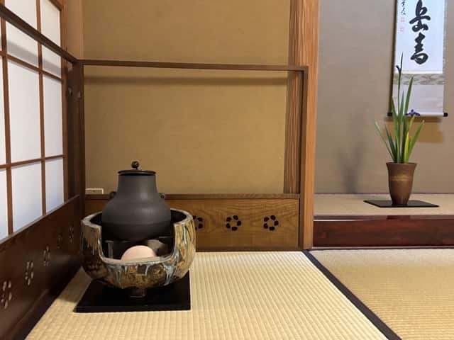 風炉点前の茶室に置かれた風炉と釜。炭火のぬくもりが静かに広がる。