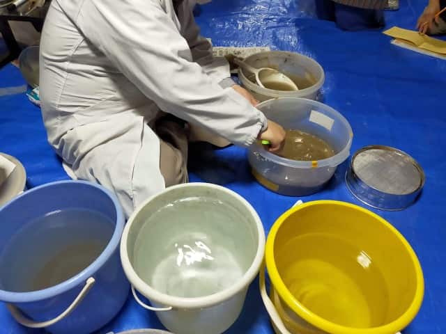 茶道で使う灰をつくるため、灰のゴミをとりのぞく作業をしている様子