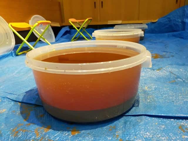 灰水が沈殿し、上澄みと灰層が分かれている容器