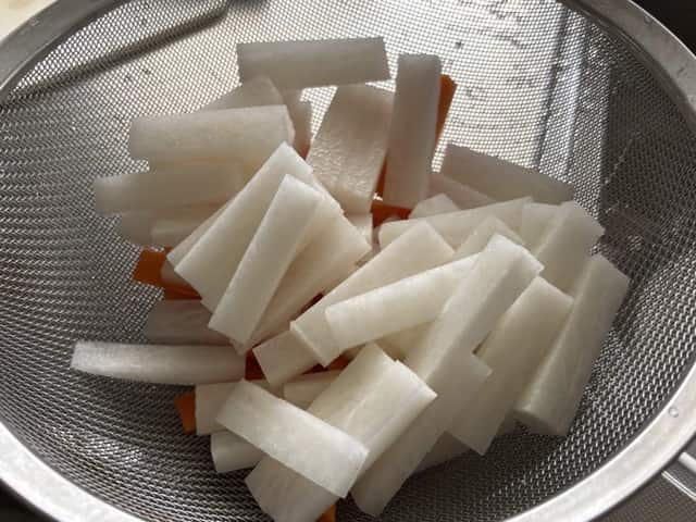 懐石料理の支度で切りそろえた大根と人参。季節の彩りを添える野菜の下ごしらえ。