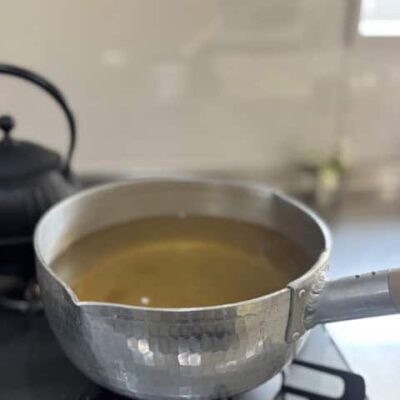 茶事懐石の朝、鍋で昆布と鰹から丁寧に出汁をひく様子。茶道教室結空の水曜稽古にて。