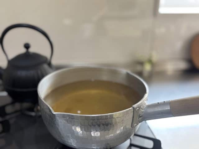 茶事懐石の朝、鍋で昆布と鰹から丁寧に出汁をひく様子。茶道教室結空の水曜稽古にて。