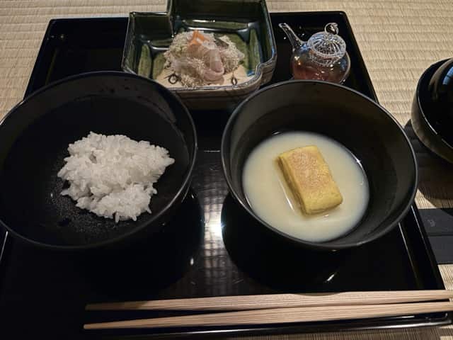 東金茶事稽古で供された懐石の飯碗・汁椀・向付。粟麩合わせ味噌仕立て、鯛の太白昆布まぶしなど素朴な味わいに、冬の茶事の温かさを感じます。