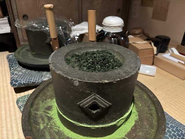 東金稽古で使われた茶臼。口切の行事にあわせて新茶を挽き、香り豊かな抹茶を丁寧に用意する様子。