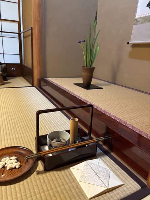 床の間に生けられた花菖蒲と茶道具の取り合わせ。風炉の季節を感じる茶室のしつらえ。
