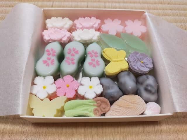 京菓子司 亀屋友永の季節の干菓子。桜や蝶など春の意匠が並び、茶席に彩りを添える。