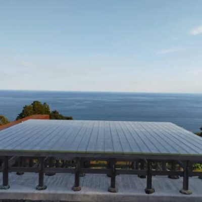 相模湾を望む江之浦測候所の光学硝子舞台。太陽光を受けて輝くガラスの床が幻想的。