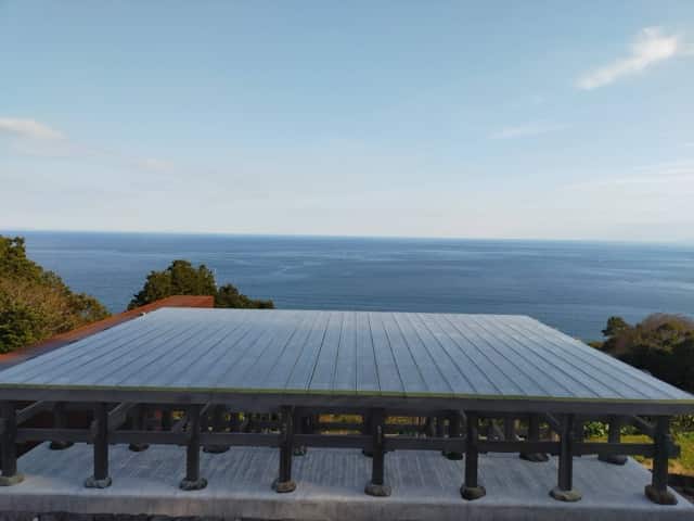 相模湾を望む江之浦測候所の光学硝子舞台。太陽光を受けて輝くガラスの床が幻想的。