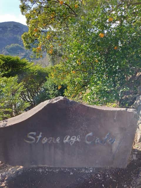 江之浦測候所の「Stone Age Café」入口。周囲にはみかんの木が実り、相模湾を望む自然豊かな風景。