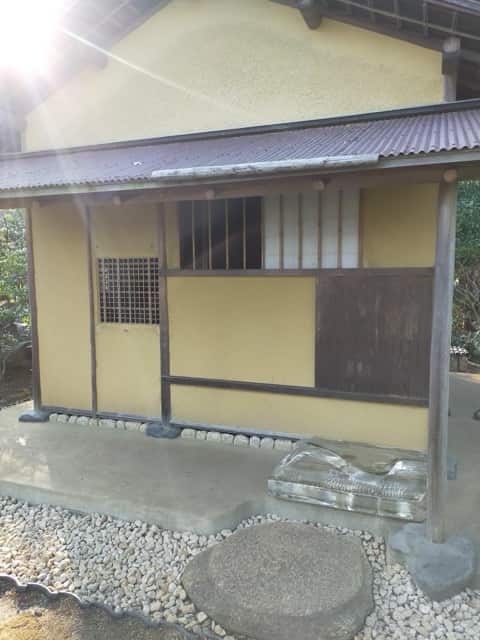 江之浦測候所の茶室「雨聴天」外観。杉本博司氏が構想した、利休の精神を現代に伝える建築。