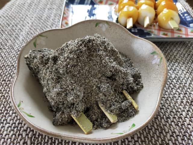 黒胡麻がたっぷりかかった古賀音庵の胡麻団子。お煎茶との相性が抜群。