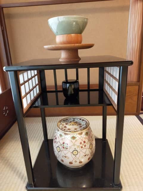 天目台に飾られた天目茶碗と水指｜静謐な茶室の設え