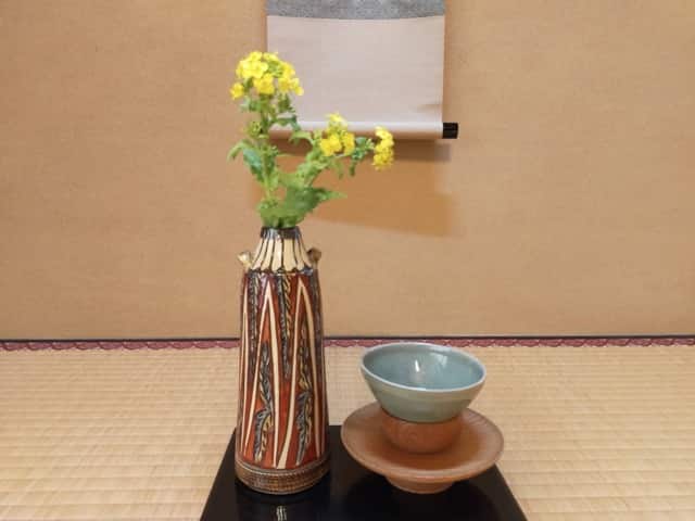 天目台にのせた天目茶碗と菜の花を飾った利休忌のお茶湯。春の祈りを込めた一服。