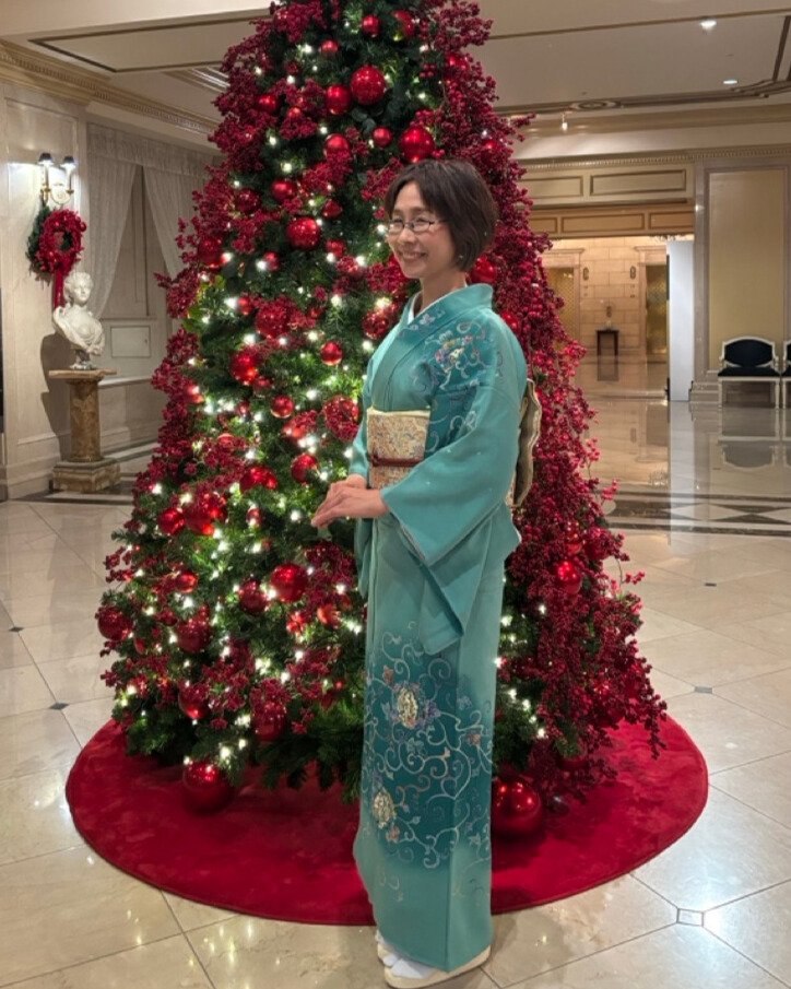 早稲田・リーガロイヤルホテル東京のクリスマスツリー前で、青緑色の訪問着を纏う下平宗知の写真