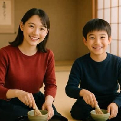 畳の茶室で女性と男の子が笑顔でお茶を点てている様子。初心者や親子で楽しめる茶道体験（茶道教室結空・新宿区戸山）。
