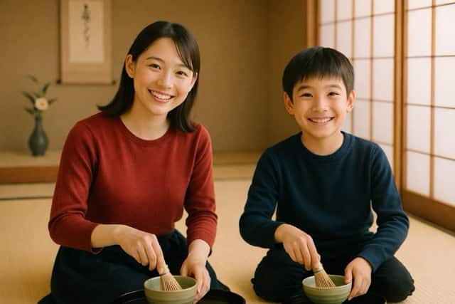 畳の茶室で女性と男の子が笑顔でお茶を点てている様子。初心者や親子で楽しめる茶道体験（茶道教室結空・新宿区戸山）。