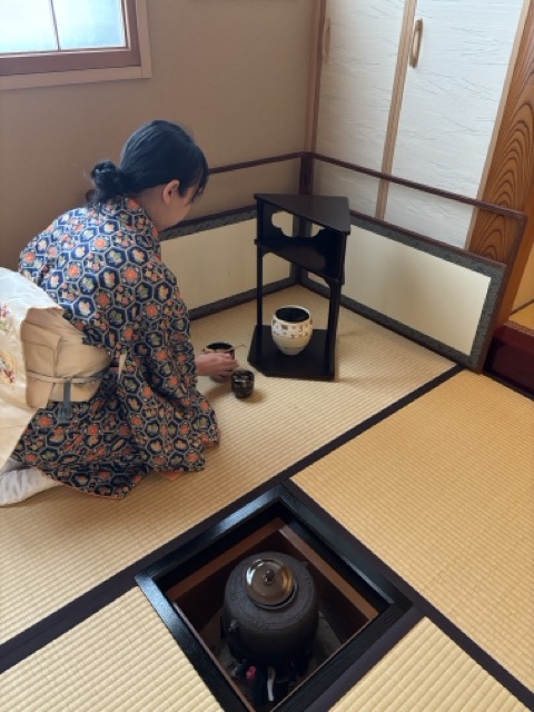 炉を使った茶道のお点前と棚飾りの稽古風景(新宿区戸山の茶道教室)