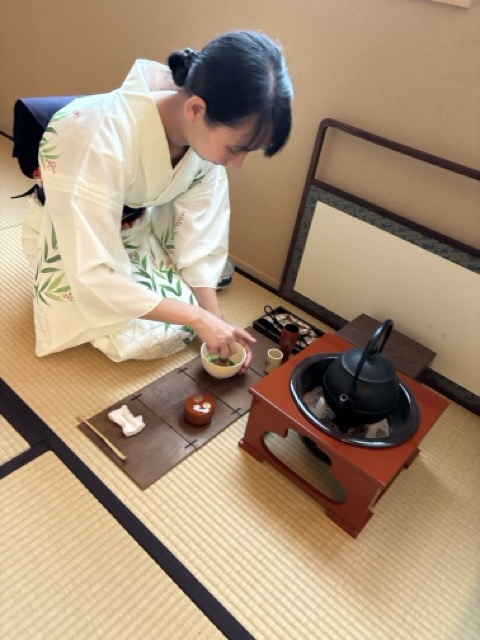 着物姿で紅鉢と茶箱を使い抹茶を点てる茶道のお点前風景(新宿の茶道教室結空)